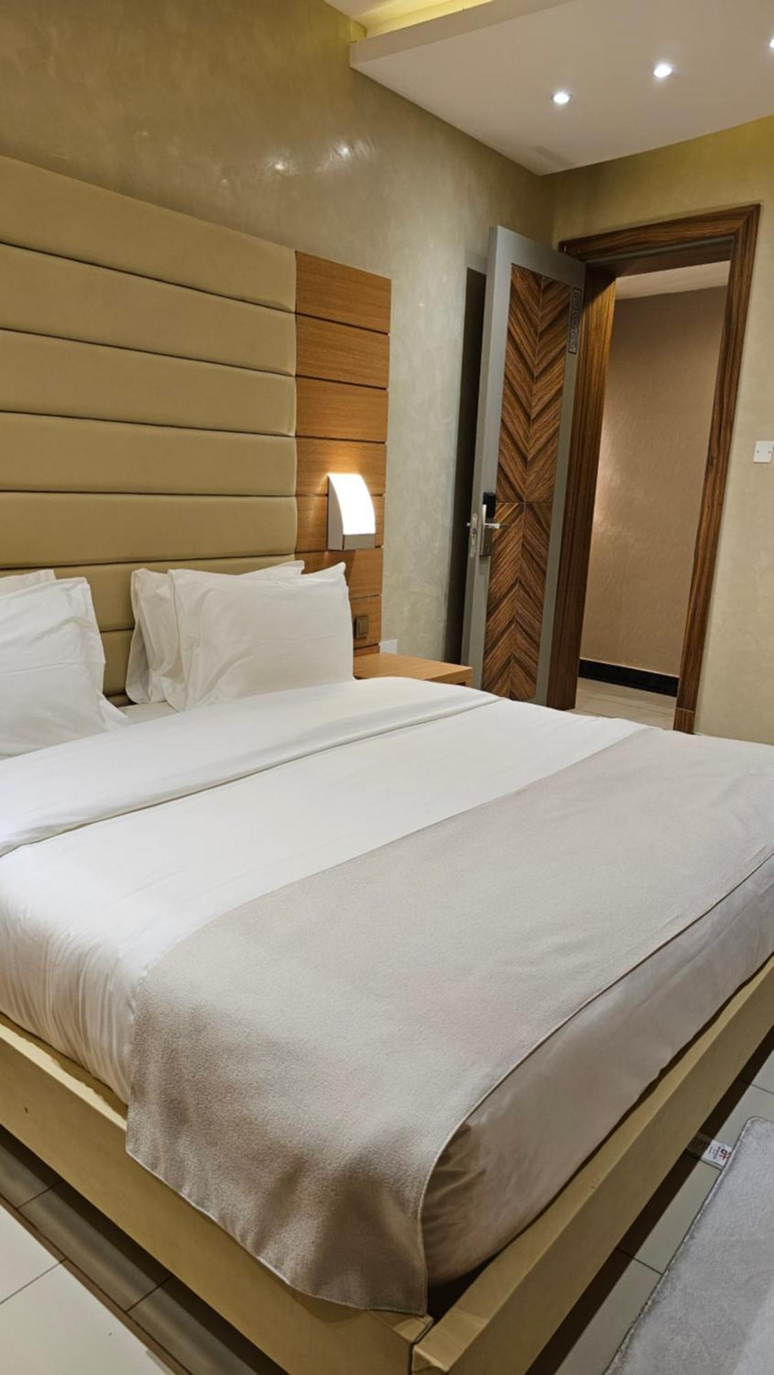 Grik Hotel - Entebbe Eksteriør bilde
